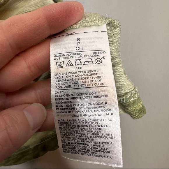 Old navy camo crop tee - Picture 3 of 4